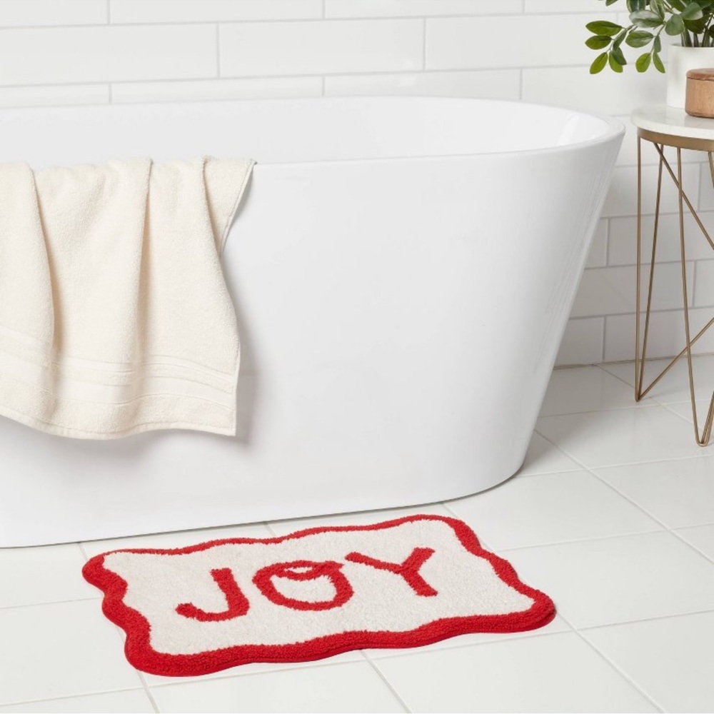 Christmas 'Joy' Scalloped Boarder Bath Rug Cream/Red 17"x24"